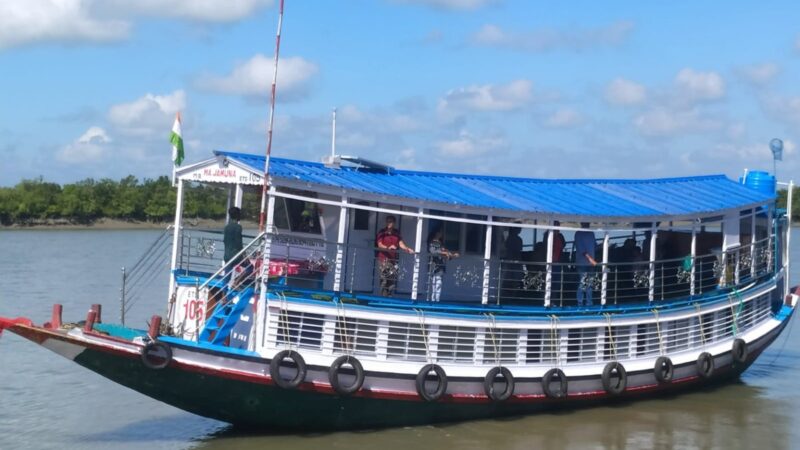 sundarban-tour-boat-cruising-along-the-river